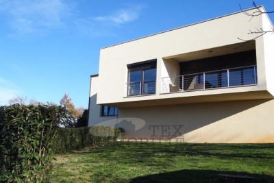 Modernes Einfamilienhaus mit zwei Wohneinheiten