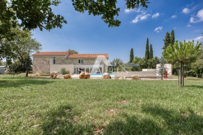 Istra,Poreč okolica - Impresivna, unikatna kamena villa smještena na zemljištu 7000m2
