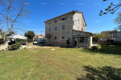Una bella casa in pietra a dieci chilometri dal centro di Parenzo.