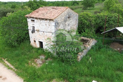 Kuća za adaptaciju s poljoprivrednim zemljištem