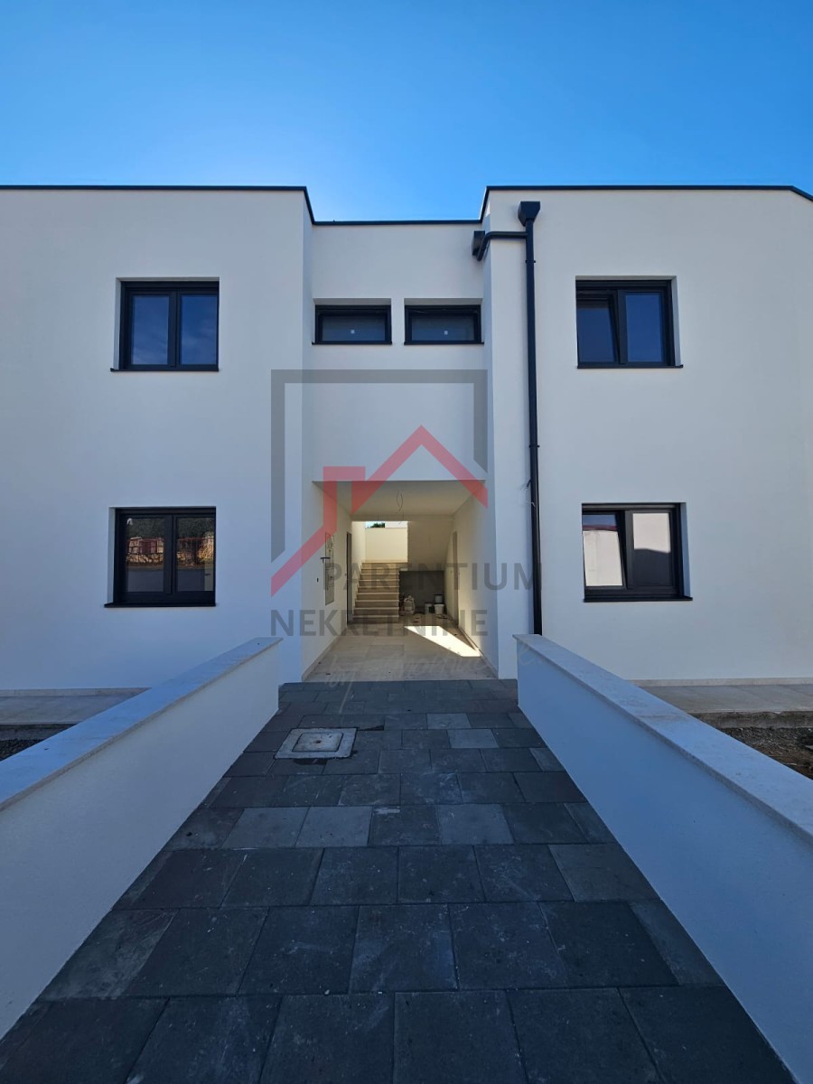 Wohnung im ersten Stock mit zwei Schlafzimmern! In der Nähe der Stadt und des Meeres