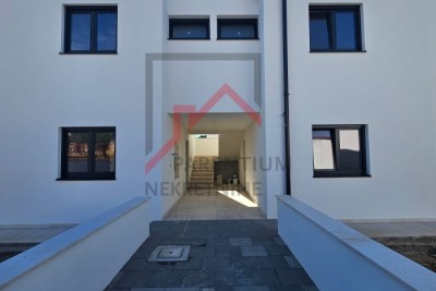 Wohnung im ersten Stock mit zwei Schlafzimmern! In der Nähe der Stadt und des Meeres
