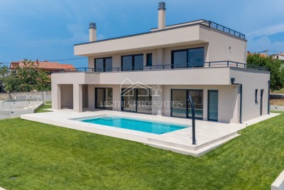 Moderna villa con terrazza sul tetto, attrezzature di qualità e una vista unica