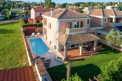 Poreč, okolica- Kuća s bazenom i ljetnom kuhinjom!