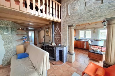 Prostran stan s velikom terasom nedaleko Poreča