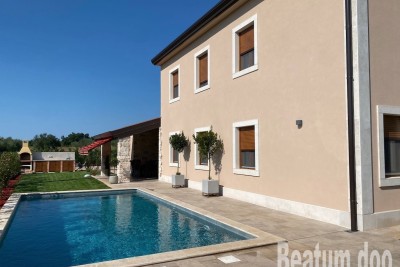 Vila sa bazenom,kompletno namještena,na 600 m od mora