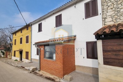 Buje, Umgebung, Autochthones Steinhaus in Reihe mit Garten, 7 km vom Meer entfernt.