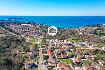Baugrundstück mit Baugenehmigung für 4 Wohnungen – 900 m vom Meer