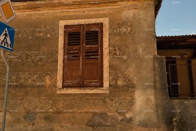 ISTRA, PULA - Kuća u nizu za adaptaciju u centru grada