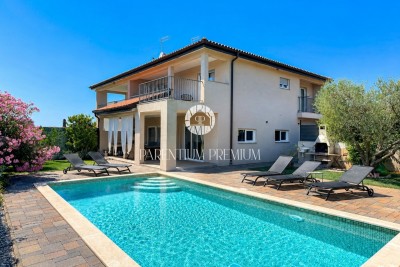 Novigrad, Haus mit Pool und schönem Garten nur 2 km vom Meer entfernt