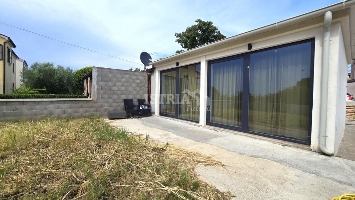 Ein kleines, eingeschossiges Haus, 800 m vom Meer und 4,5 km von Poreč entfernt