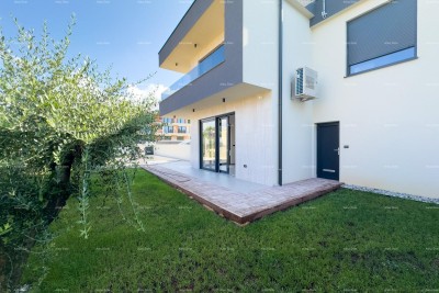 Medulin. Prodaje se dvojna vila sa bazenom i garažom