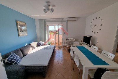 NOVIGRAD, Appartamento al 1° piano con 2 camere da letto, immerso nel verde