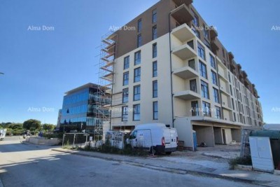 Moderní budova s výtahem ve výstavbě, blízko centra. S21