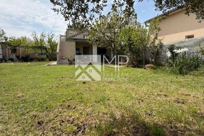 Charming cottage on a quiet plot with a roof terrace and solar panels