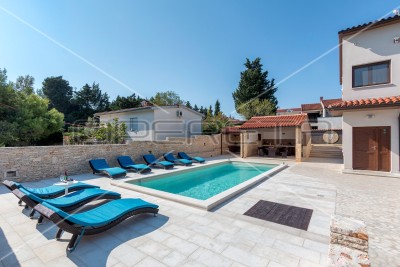 Apartmanska kuća s bazenom na top lokaciji u Puli
