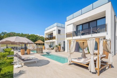 Sodobna razkošna vila z bazenom naprodaj – Poreč, 2 enoti, 547 m²