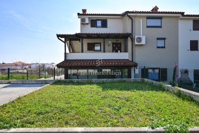 Istra, Novigrad - kuća s 2 stana i garažom