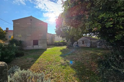 Prodaja- kamena kuća za renovaciju u malom istarskom naselju, Šišan!