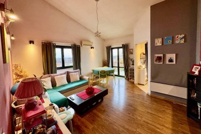 POREČ, DVOSOBAN STAN S POGLEDOM NA MORE SAMO 1.5 KM OD GRADA