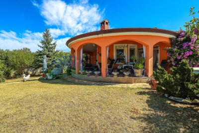 POREČ – DINTORNI | Elegante piano terra con jacuzzi, grande terrazza e giardino mediterraneo