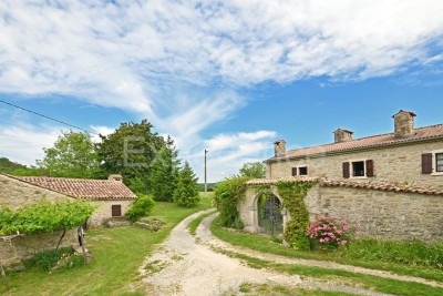 Privatno istarsko selo – 4 kuće, 3,4 ha + građ. teren, infrastruktura