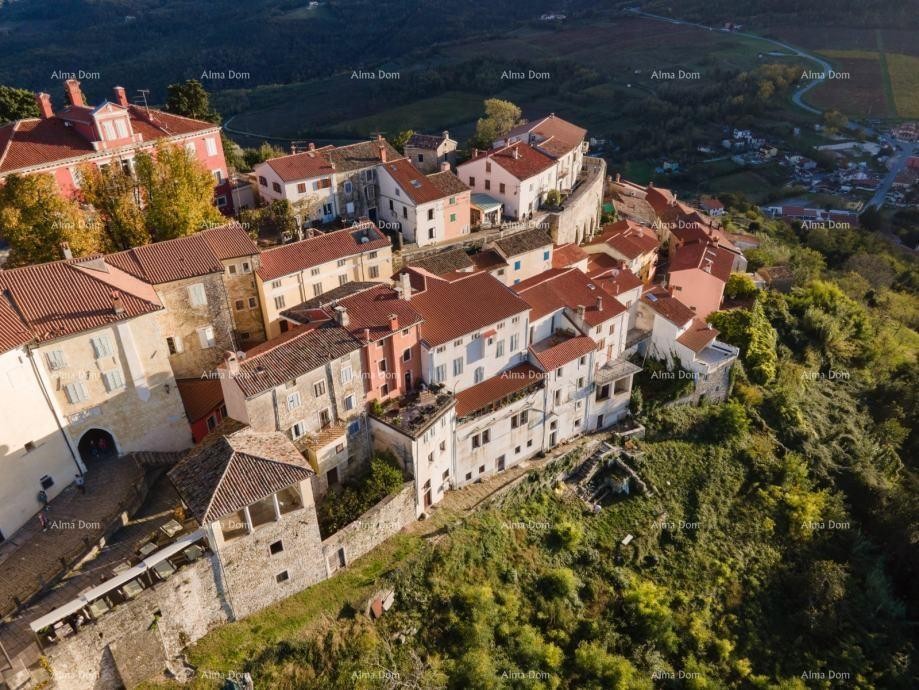 MOTOVUN – EIGENSTÄNDIGES STEINHAUS IM HISTORISCHEN ZENTRUM MIT EINEM 50 m² GARTEN