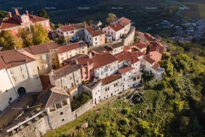 MOTOVUN – EIGENSTÄNDIGES STEINHAUS IM HISTORISCHEN ZENTRUM MIT EINEM 50 m² GARTEN