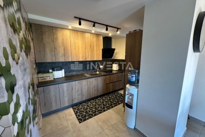 Novigrad, moderno appartamento ristrutturato e arredato