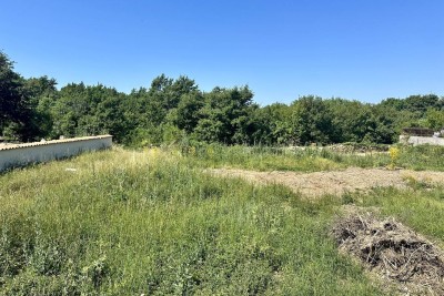 LABIN, GRAĐEVINSKO ZEMLJIŠTE NA MIRNOJ LOKACIJI, 1 KM OD CENTRA GRADA I 5 KM OD MORA