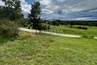 Oprtalj, terreno edificabile di 1579 m² con vista