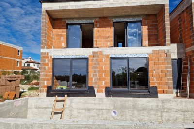 Vendita, moderna casa bifamiliare con piscina, in costruzione, nei dintorni di Parenzo (Poreč)