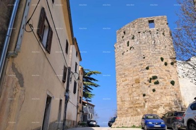 Buje! Kuća na tri etaže u centru,