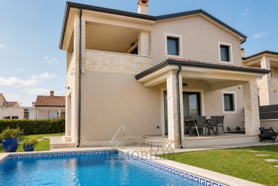 Moderne Doppelhaushälfte mit Pool und Meerblick, 3 km vom Meer entfernt