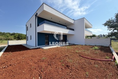 Appartamento di nuova costruzione con cortile e ampia terrazza coperta a Cittanova