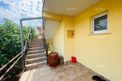 Ruime woning in Pula met een grote tuin en tal van mogelijkheden