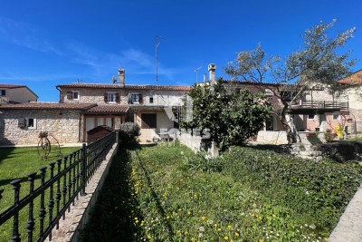 Ein Haus mit Garten im Zentrum von Novigrad, nur 100 m vom Meer entfernt