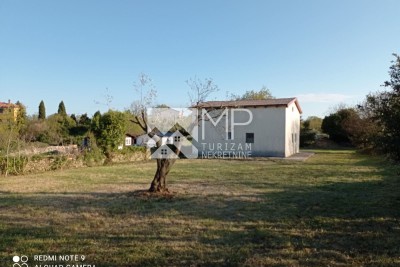 Građevinsko zemljište u Kavranu kućicom za renovaciju – mirna lokacija i veliki potencijal