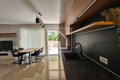 Pula – Stoja, Luxury Ground Floor Apartment with Large Terrace, Just 3 Minutes from the Sea