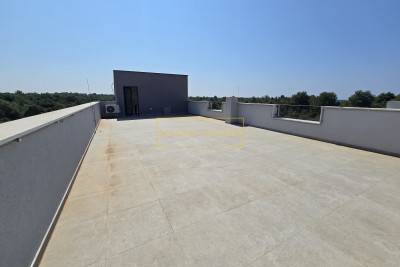 APPARTAMENTO SPAZIOSO CON TRE CAMERE DA LETTO E AMPIA TERRAZZA PANORAMICA VICINO ALLA SPIAGGIA IN ISTRIA, NELLA ZONA DI POREČ!