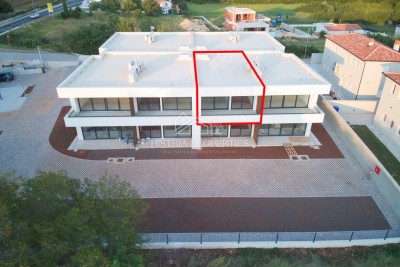 Stan sa terasom 7km od Rovinja u mirnom ambijentu