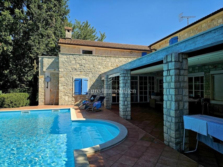 Poreč, Haus mit Pool und großem Grundstück