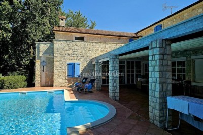 Poreč, Haus mit Pool und großem Grundstück