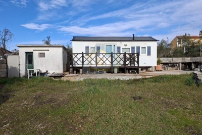GRAĐEVINSKO ZEMLJIŠTE 907 m² S MONTAŽNOM KUĆOM – KAŠTELIR-LABINCI!