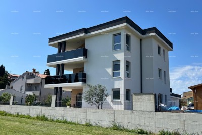 Moderan trosoban stan s velikom terasom i 2 parkirna mjesta