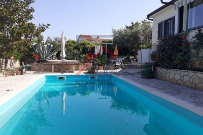 Single-storey house with 2 bedrooms, swimming pool and garage, in a quiet location near Poreč
