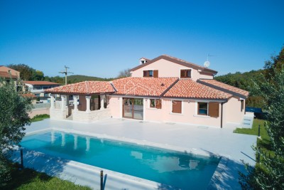 Spaziosa villa rustica con grande piscina, cantina, centro benessere e garage
