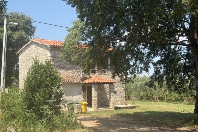 Samostojna hiša, 131 m² bruto površine, naprodaj v okolici Višnjana, zemljišče 600 m²
