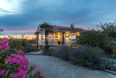 Vendita casa con piscina nei dintorni di Parenzo – Ampio giardino