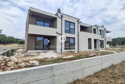 Apartment im 1. Stock mit drei Schlafzimmern, eigenem Garten und Gemeinschaftspool - in Gebäude